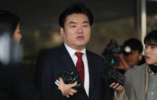 원유철 1심서 징역 10월ㆍ벌금 90만원      (서울=연합뉴스) 류효림 기자 = 뇌물수수 혐의 등으로 1심에서 징역 10월에 벌금 90만원을 선고받은 자유한국당 원유철 의원이 14일 오전 서울 양천구 남부지법을 나서며 취재질 질문에 답하고 있다. 2020.1.14      ryousanta@yna.co.kr  (끝)